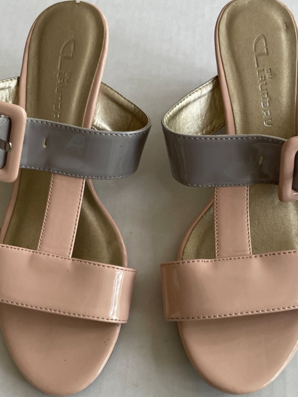 CL BY LAUNDRY GRAY/PINK PATENT WEDGE SANDAL SZ 7